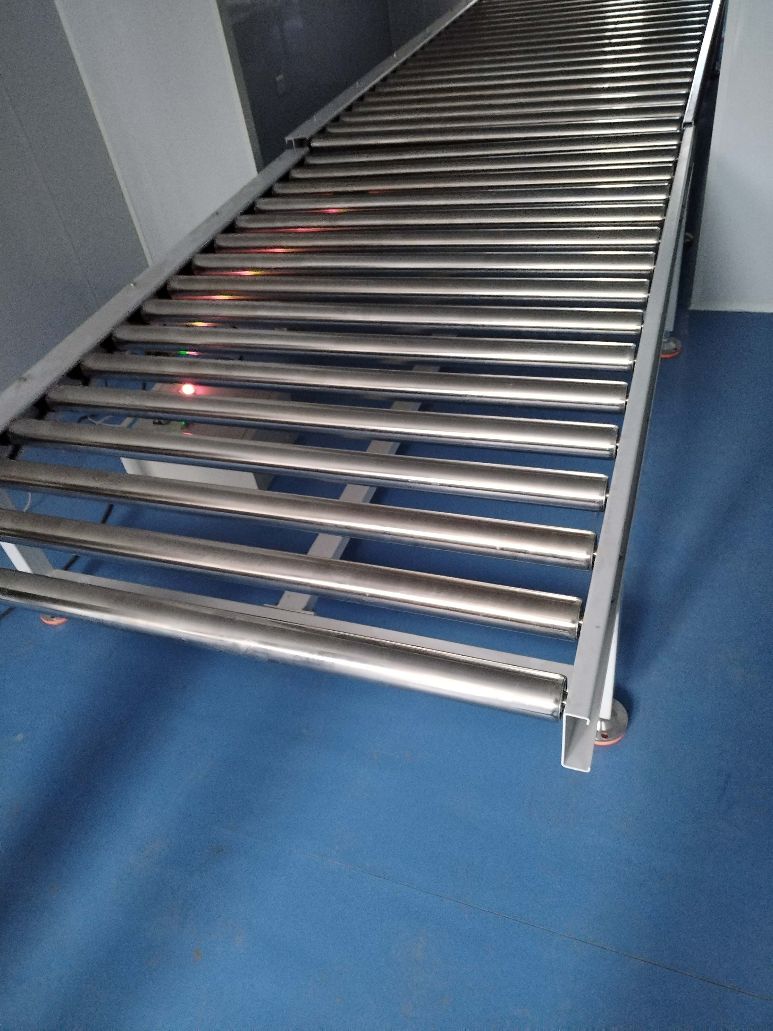 滾筒輸送機(jī)特點(diǎn)，青島樂(lè)途行工業(yè)設(shè)備有限公司